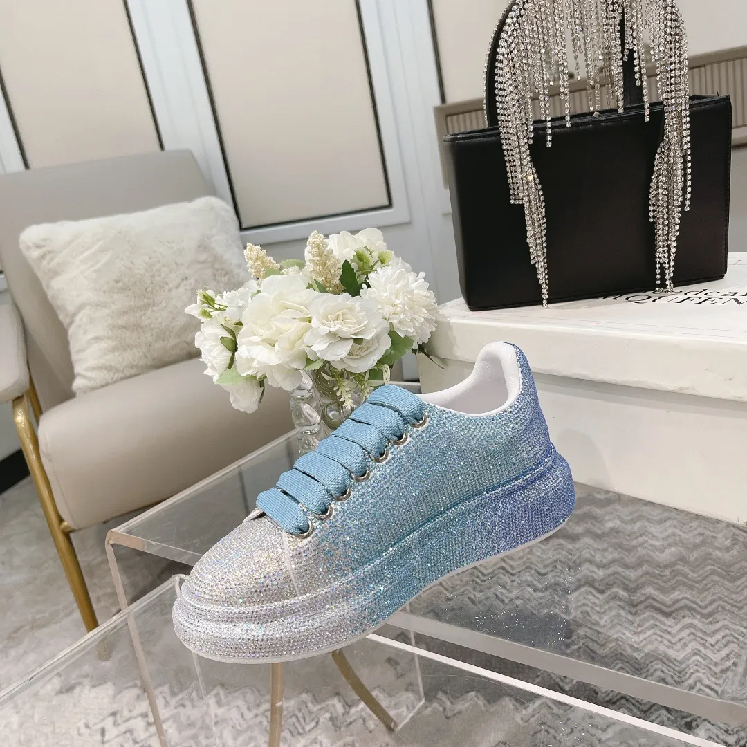 👟👟Ex-factory price 560👟👟 Men's size +10 2025SS McQueen crystal inlaid large and small diamond casual shoes counter original 1:1 production Fabric: imported silk velvet + imported Czech diamonds Lining: sheepskin lining Code number: 35-41 Male 39/44